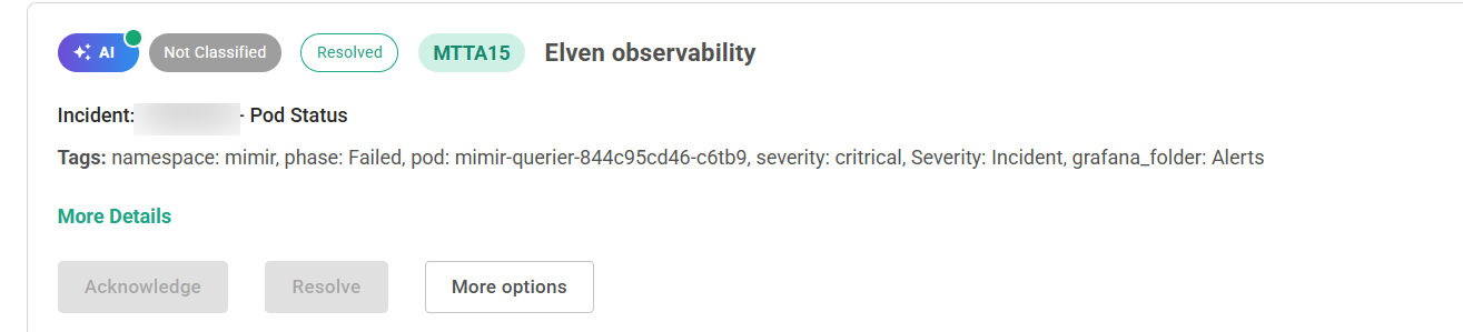 Card de um evento capturado pelo AIOps na Elven Incidents, com badge de IA, status Not Classified e Resolved, indicador MTTA15, produto de origem (Elven Observability), título do incidente, tags (namespace, phase, pod, severity) e os botões Acknowledge, Resolve e More options.